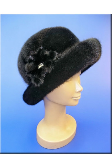 Черная шляпка с объемным цветком из норки